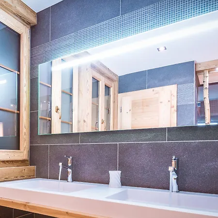 Le De L'atelier Bed and Breakfast 4*